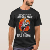Onderschat nooit oud Man dat van bull Riding houdt T-shirt (Voorkant)