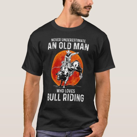 Onderschat nooit oud Man dat van bull Riding houdt T-shirt (Voorkant)