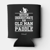 Onderschat nooit oud Man Funny Black Pickleball Blikjeskoeler (Achterkant)