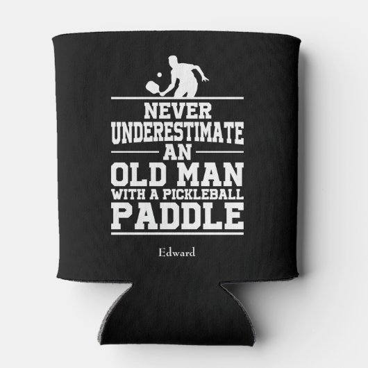 Onderschat nooit oud Man Funny Black Pickleball Blikjeskoeler (Achterkant)