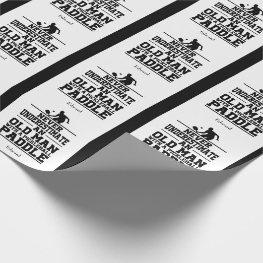 Onderschat nooit oud Man Funny Black Pickleball Cadeaupapier (Hoek)