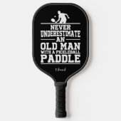 Onderschat nooit oud Man Funny Black Pickleball Paddle (Voorkant)