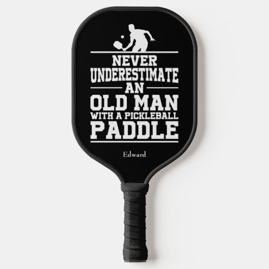 Onderschat nooit oud Man Funny Black Pickleball Paddle (Voorkant)