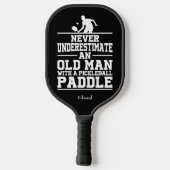 Onderschat nooit oud Man Funny Black Pickleball Paddle (Achterkant)