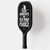 Onderschat nooit oud Man Funny Black Pickleball Paddle (Links)