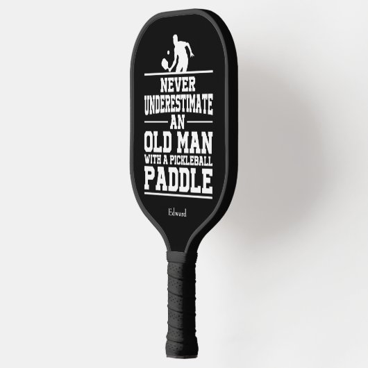 Onderschat nooit oud Man Funny Black Pickleball Paddle (Links)