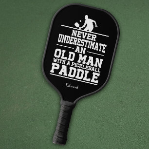 Onderschat nooit oud Man Funny Black Pickleball Paddle