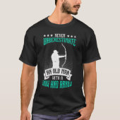 Onderschat nooit oud Man met boog en pijlboog T-shirt (Voorkant)