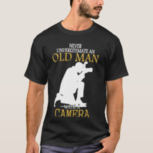 Onderschat nooit oud Man met camera T-shirt