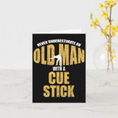 Onderschat nooit oud Man met Cue Stick Funny P Kaart (Gele Bloem)