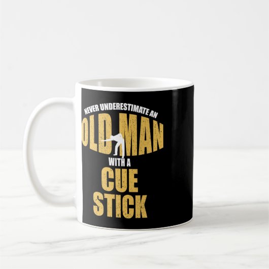 Onderschat nooit oud Man met Cue Stick Funny P Koffiemok (Links)
