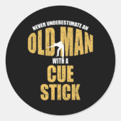 Onderschat nooit oud Man met Cue Stick Funny P Ronde Sticker (Voorkant)