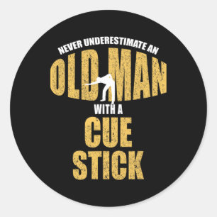 Onderschat nooit oud Man met Cue Stick Funny P Ronde Sticker