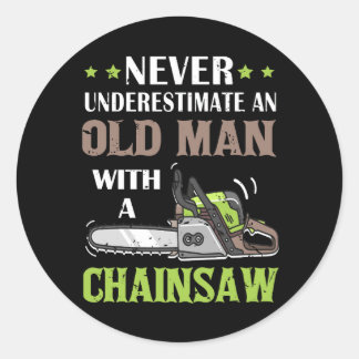 Onderschat nooit oud Man met houthakkerkettingen Ronde Sticker