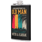 Onderschat nooit oud Man met Kayak Heupfles (Links)