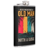 Onderschat nooit oud Man met Kayak Heupfles (Rechts)