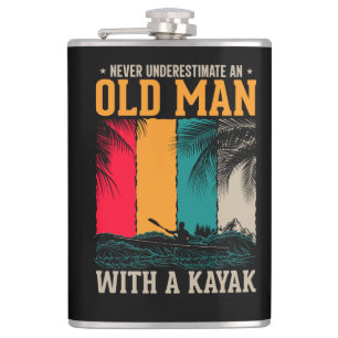 Onderschat nooit oud Man met Kayak Heupfles