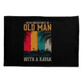 Onderschat nooit oud Man met Kayak Kussensloop (Achterkant)
