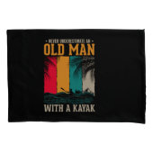 Onderschat nooit oud Man met Kayak Kussensloop (Voorkant)