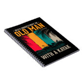 Onderschat nooit oud Man met Kayak Notitieboek (Rechterzijde)
