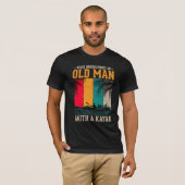 Onderschat nooit oud Man met Kayak T-shirt (Voorkant volledig)