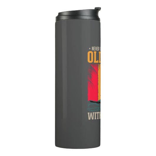 Onderschat nooit oud Man met Kayak Thermosbeker (Gedraaid links)