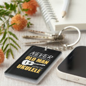 Onderschat nooit oud Man met ukelele muzikant Sleutelhanger (Voorkant Rechts)