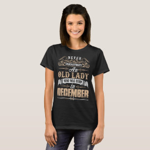 Onderschat nooit oude dame geboren in december T-s T-shirt