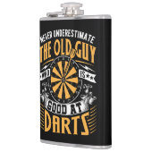 Onderschat nooit oude jongens bij Darts Flask 8 oz Heupfles (Links)