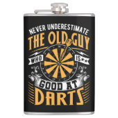 Onderschat nooit oude jongens bij Darts Flask 8 oz Heupfles (Voorkant)