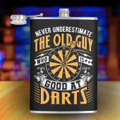 Onderschat nooit oude jongens bij Darts Flask 8 oz Heupfles