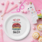 Onderschat nooit oude Man-bil Papieren Bordje (Feest)