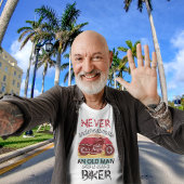 Onderschat nooit oude Man-bil T-shirt