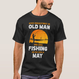 Onderschat nooit Oude Man Houdt van Vissen Geboren T-shirt