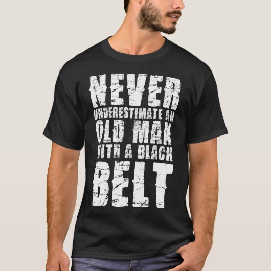 Onderschat nooit oude man met riem t-shirt (Voorkant)