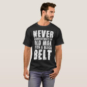 Onderschat nooit oude man met riem t-shirt (Voorkant volledig)