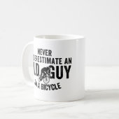 Onderschat nooit oude man op fiets koffiemok (Voorkant links)