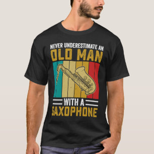 Onderschat nooit oude Man Saxophone Player-muziek T-shirt
