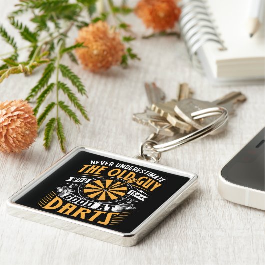 Onderschat nooit oude school dart spelers sleutelhanger (Zijkant)