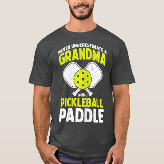 Onderschat nooit Pickleball Grandma Funny T-shirt (Voorkant)