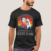 Onderschat nooit sergeant wapenarms t-shirt (Voorkant)