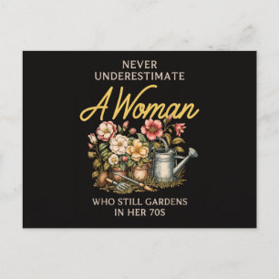 Onderschat nooit vrouw die tuiniert vintage 70s feestdagenkaart