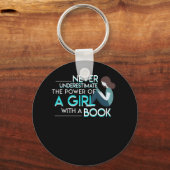 Onderschat nooit vrouwen in het boek lezen sleutelhanger (Voorkant)