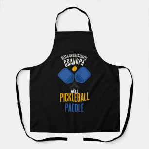 Onderschat opa nooit met een pickleball schort