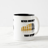 Onderschat uw tegenhangers nooit (schaakset) tweekleurige koffiemok (Voorkant rechts)