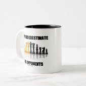 Onderschat uw tegenhangers nooit (schaakset) tweekleurige koffiemok (Voorkant links)