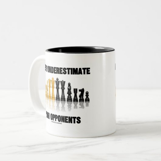 Onderschat uw tegenhangers nooit (schaakset) tweekleurige koffiemok (Voorkant links)