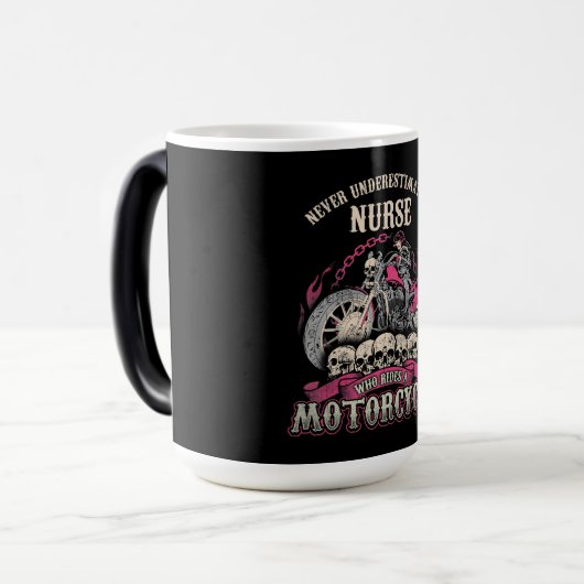 Onderschat verpleegster die motorrijder rijdt magische mok (Voorkant links)
