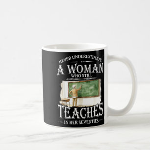 Onderschat vrouw die op haar zeventigste nog lesge koffiemok