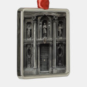 Onderste helft van de gevel, 1637-41 metalen ornament (Rechts)